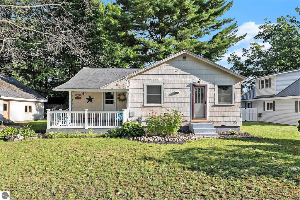 Photo of 2310 Mohawk Place, Cadillac, MI 49601 (MLS # 1938004)