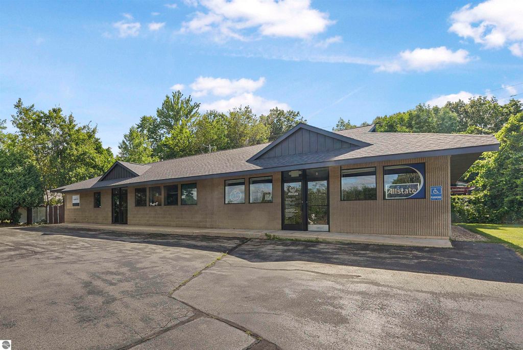 Photo of 2301 Garfield Road, N, Traverse City, MI 49686 (MLS # 1937274)