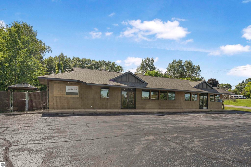 Photo of 2301 Garfield Road, N, Traverse City, MI 49686 (MLS # 1937274)