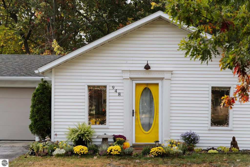 Photo of 948 Carver Street, Traverse City, MI 49686 (MLS # 1939600)