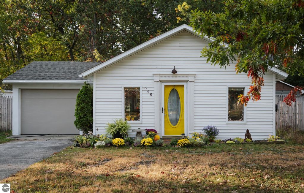 Photo of 948 Carver Street, Traverse City, MI 49686 (MLS # 1939600)