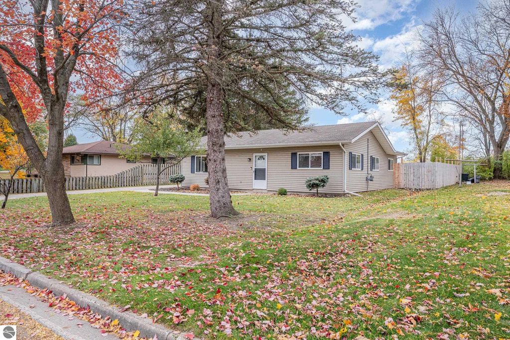 Photo of 1904 S Johnson Street, Mt Pleasant, MI 48858 (MLS # 1940343)