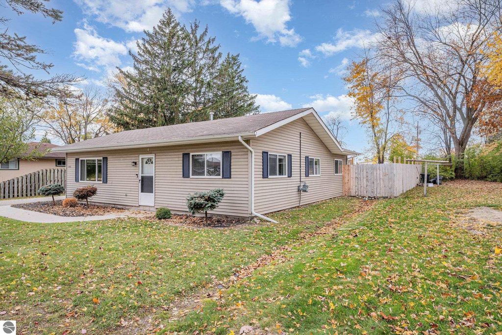 Photo of 1904 S Johnson Street, Mt Pleasant, MI 48858 (MLS # 1940343)