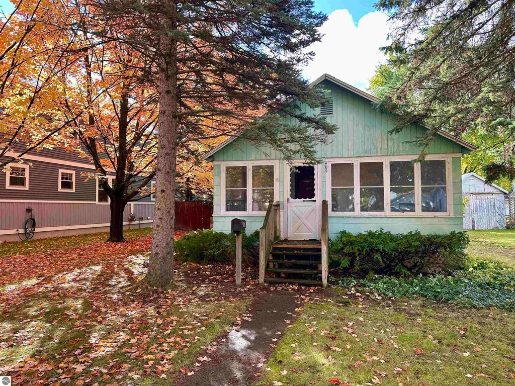 Photo of 209 W Fifteenth Street, Traverse City, MI 49684 (MLS # 1940131)