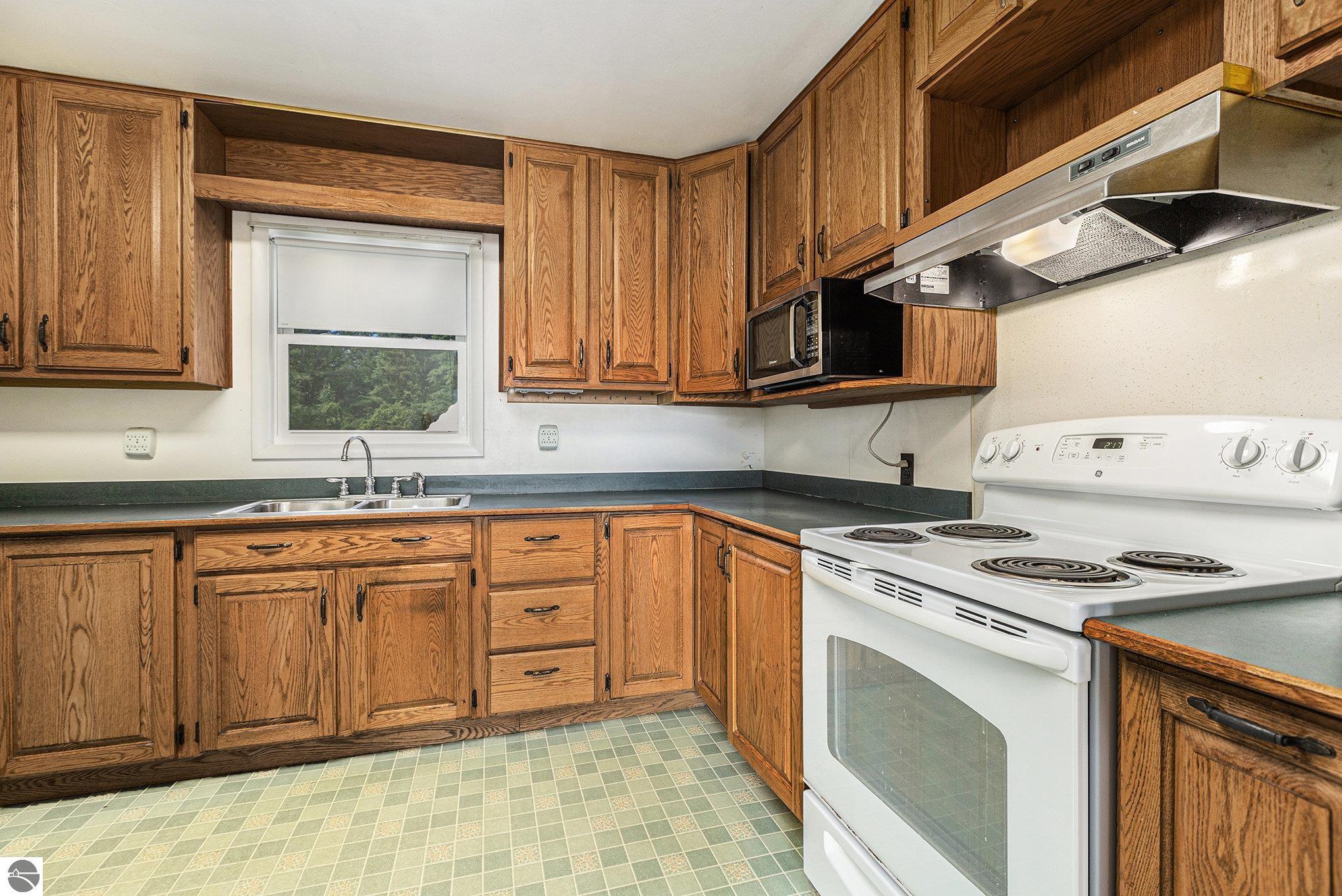 Traverse City, Michigan 49686, United States, 3 Bedrooms Bedrooms, ,1 BathroomBathrooms,Residential,Pending,202708