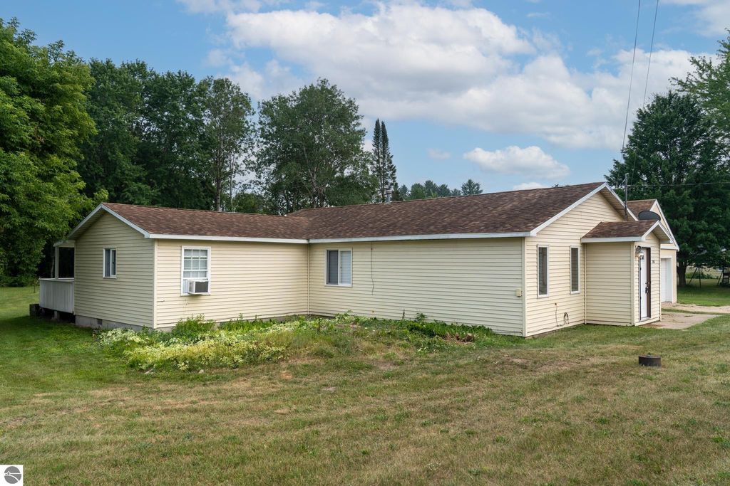 Photo of 358 N Corning Street, Farwell, MI 48622 (MLS # 1937174)