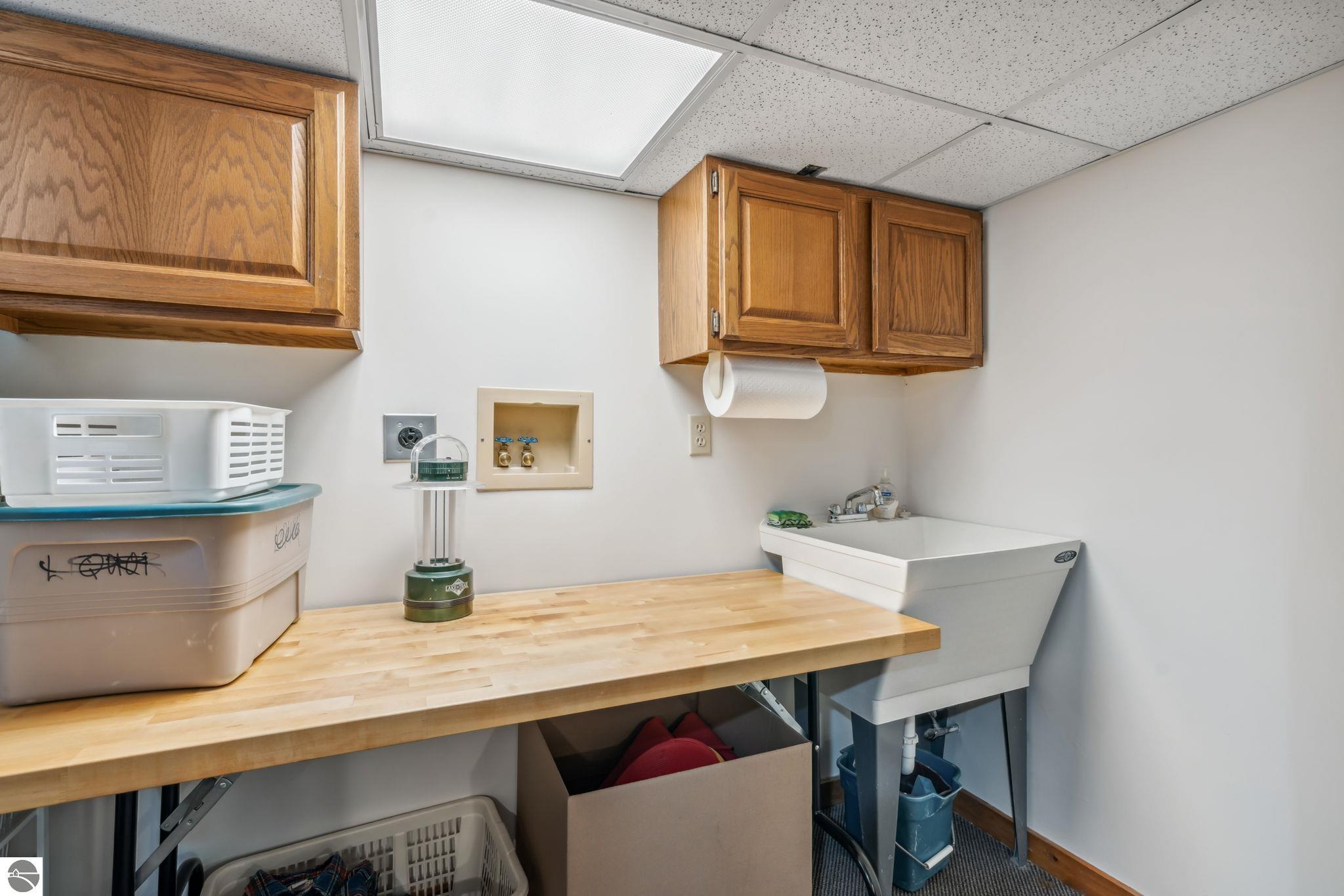 Traverse City, Michigan 49684, United States, 4 Bedrooms Bedrooms, ,3 BathroomsBathrooms,Residential,Pending,100235