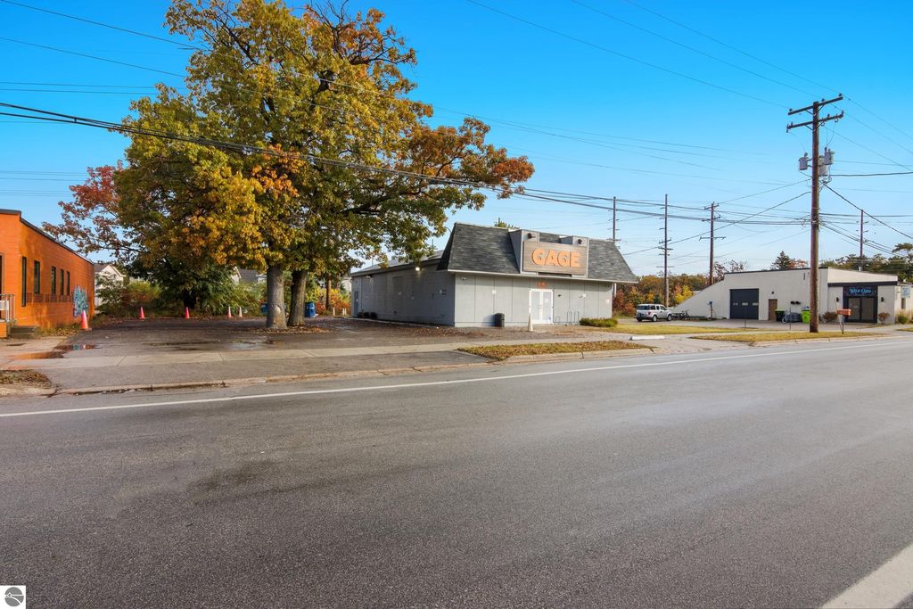 Photo of 1025 Hannah Ave, Traverse City, MI 49686 (MLS # 1940098)