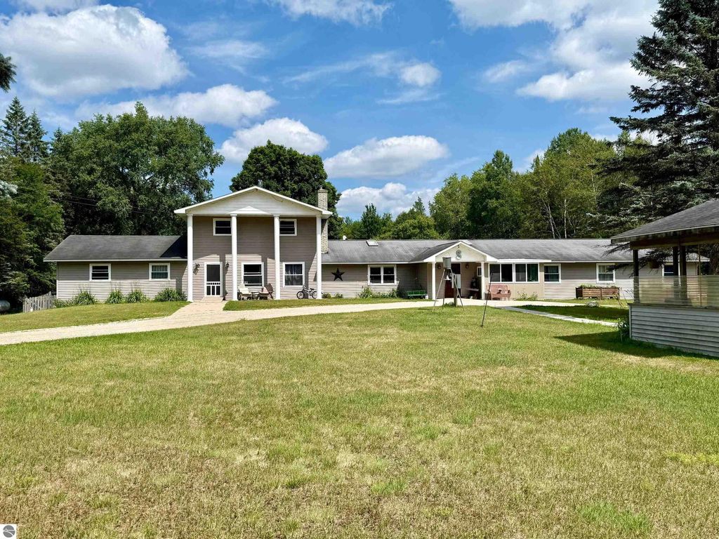 Photo of 20352085 S 33 1/2 Road, Cadillac, MI 49601 (MLS # 1936740)
