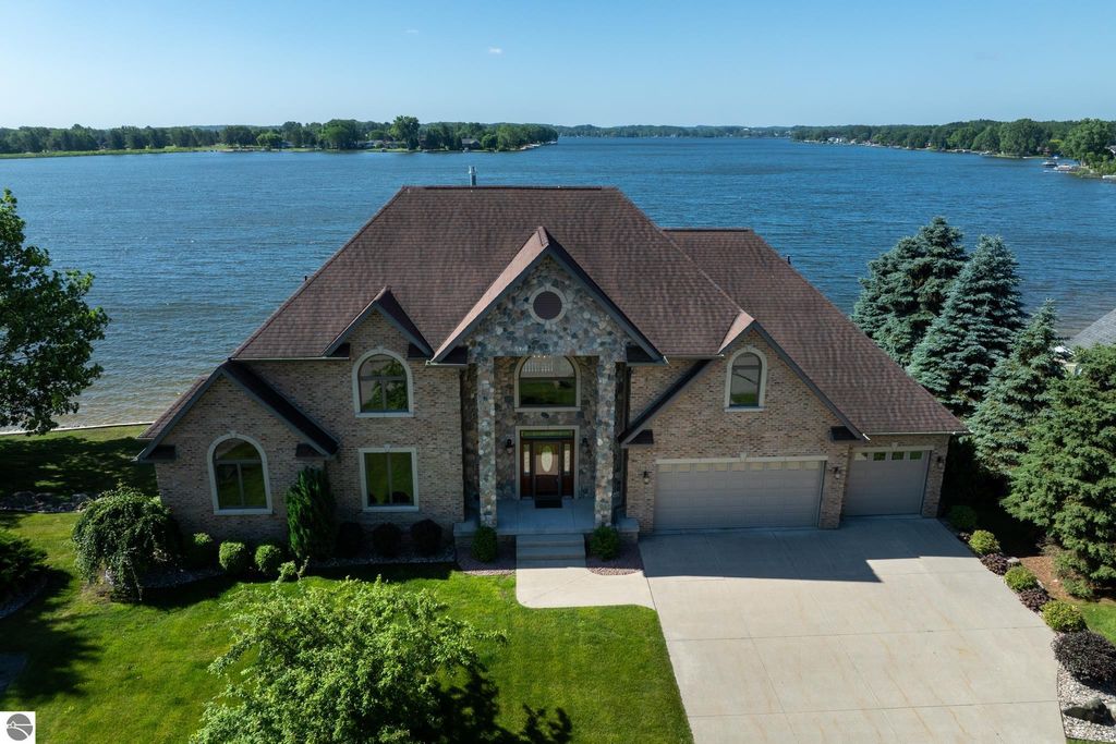 Photo of 1038 Cantabrian Drive, Lake Isabella, MI 48893 (MLS # 1935529)
