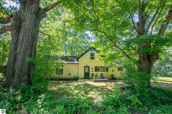 1304 S RICHTER RD, SUTTONS BAY, MI 49682 - Image 00f63349dc03b42bbbfdd4f6b473ffcf/3993146581