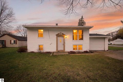 Photo of 604 S Rockingham Avenue, Alma, MI 48801 (MLS # 1943596)