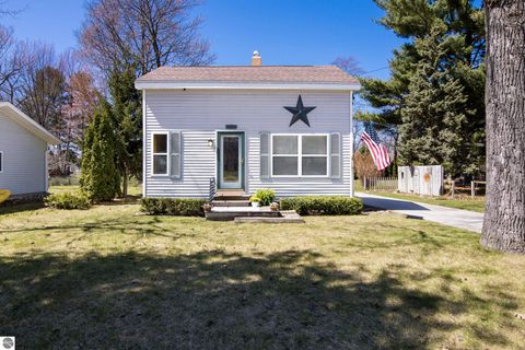 Photo of 1014 Grant Street, Traverse City, MI 49686 (MLS # 1944334)