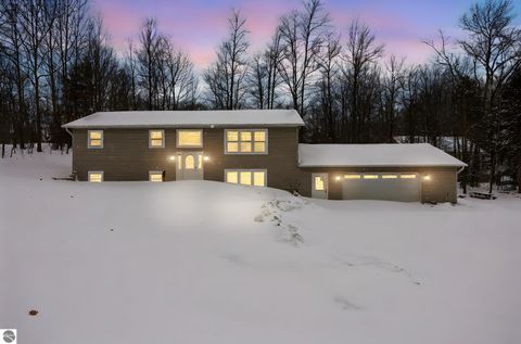 Photo of 3303 Columbine Court, Traverse City, MI 49686 (MLS # 1941435)