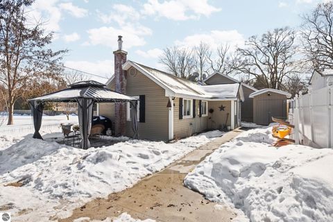 Photo of 424 W Sixteenth Street #1, Traverse City, MI 49684 (MLS # 1942607)