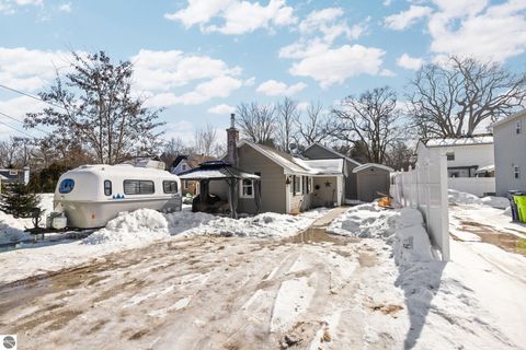Tiny photo for 424 W Sixteenth Street #1, Traverse City, MI 49684 (MLS # 1942607)
