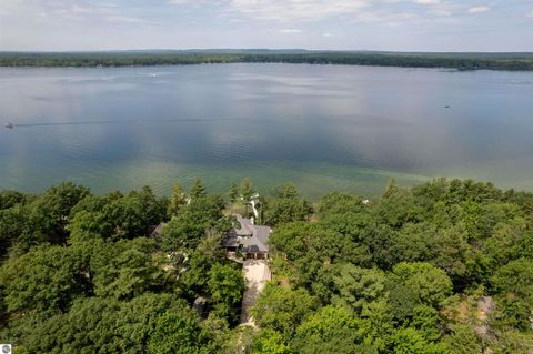 Photo of 5568 Lakeview Drive, Interlochen, MI 49643 (MLS # 1942785)