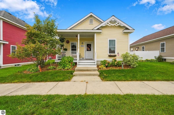 821 TRADITIONS DR, TRAVERSE CITY, MI 49696 - Image 0f421c57efb29ee3aec3d8bc97b21b40/3301103244
