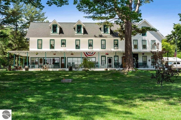 18599 MISSION RD, TRAVERSE CITY, MI 49686 - Image 0fa3b2e656329bcc23cfa4c6b8dced78/2835507681