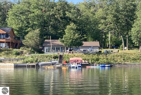 Photo of 9321 W Oak Drive, Lake City, MI 49651 (MLS # 1940849)