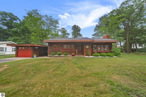 Photo of 545 Cromwell Drive, Traverse City, MI 49684 (MLS # 1948361)