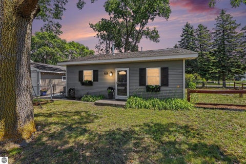 Photo of 552 W 15th Street, Traverse City, MI 49684 (MLS # 1948475)