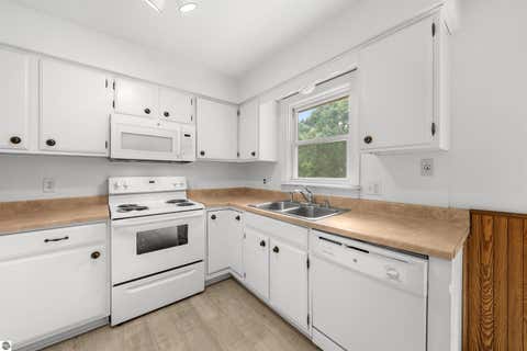 Tiny photo for 1101 Knoll Crest Court, Traverse City, MI 49686 (MLS # 1948560)