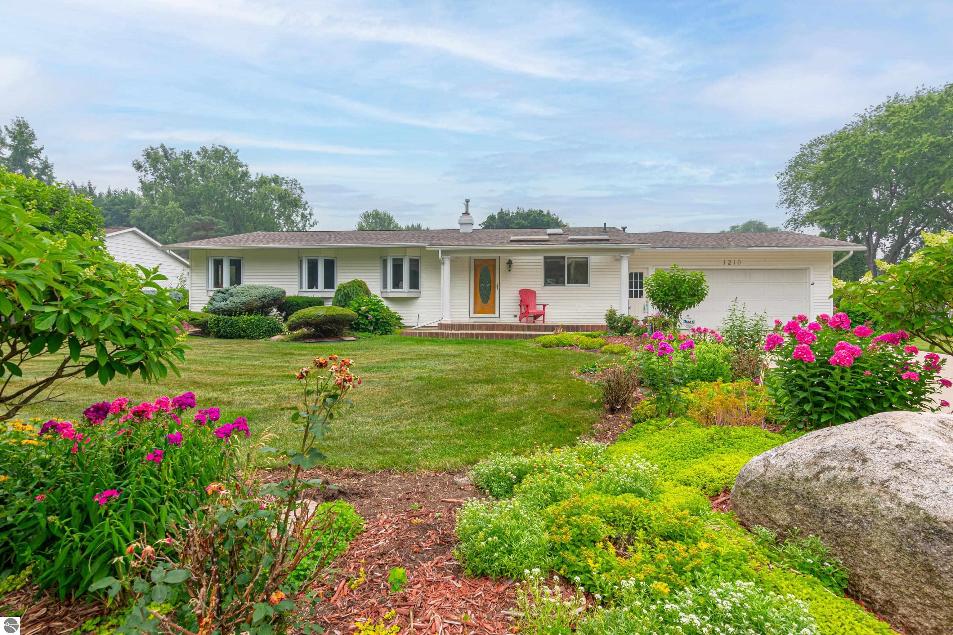 Photo 1 of 35 — 1210 Glenwood Drive, Mt Pleasant, MI 48858