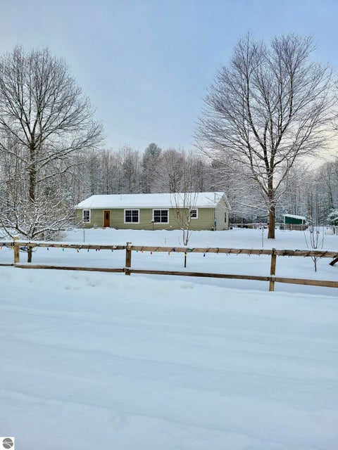 Tiny photo for 587 N Lewis RD, Shepherd, MI 48883 (MLS # 1950944)