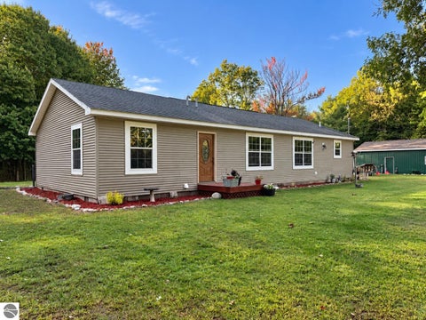 Photo of 587 N Lewis RD, Shepherd, MI 48883 (MLS # 1950944)