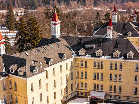 Photo of 800 Cottageview Drive #403, Traverse City, MI 49684 (MLS # 1942471)