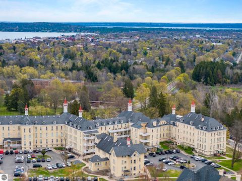 Photo of 830 Cottageview Drive #403, Traverse City, MI 49684 (MLS # 1945112)
