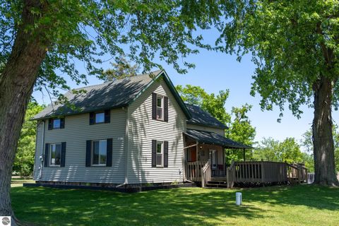 Photo of 8810 N Vandecar Road, Farwell, MI 48622 (MLS # 1945845)