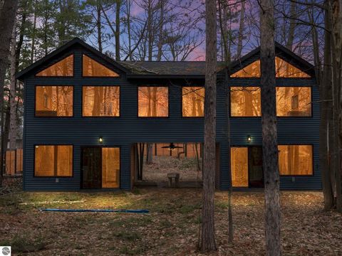 Photo of 602 S King Street, Lake City, MI 49651 (MLS # 1944272)