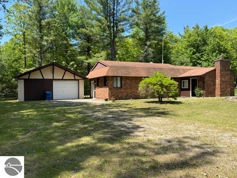 Photo of 318 Coventry Drive, Houghton Lake, MI 48629 (MLS # 1946528)