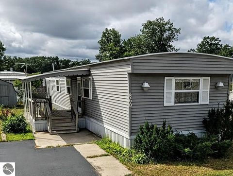 Photo of 860 Manor Ln, Traverse City, MI 49686 (MLS # 1942185)