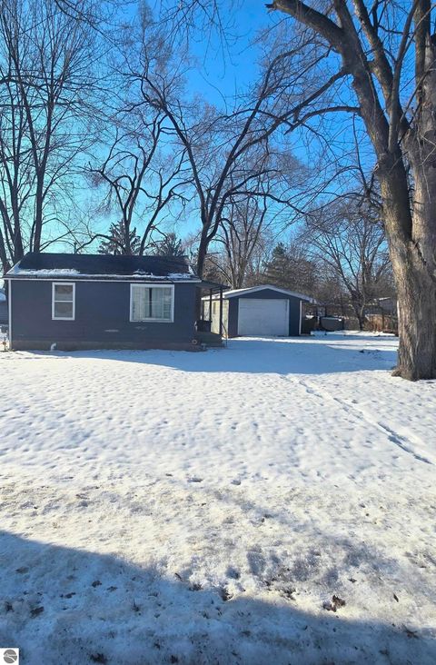 Tiny photo for 716 E Newark Street, Ithaca, MI 48847 (MLS # 1942277)