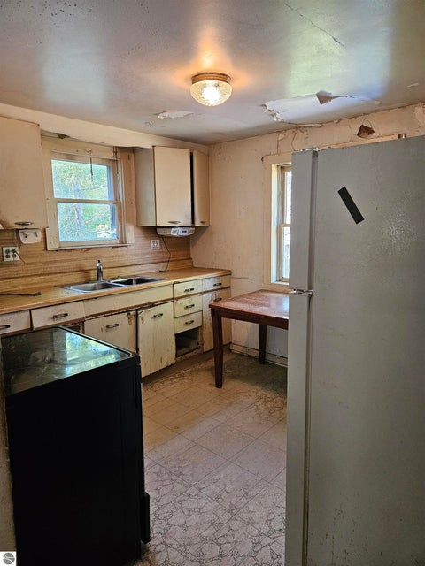Tiny photo for 905 W Seventh Street, Traverse City, MI 49684 (MLS # 1948013)