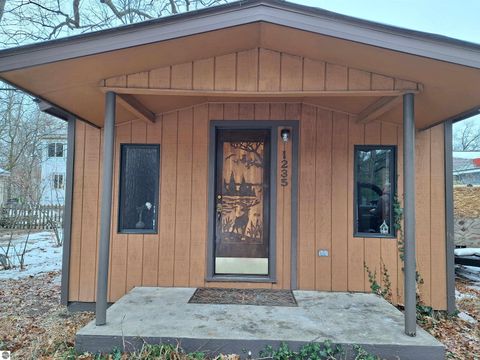 Photo of 1235 Oakland Street, Traverse City, MI 49686 (MLS # 1941109)