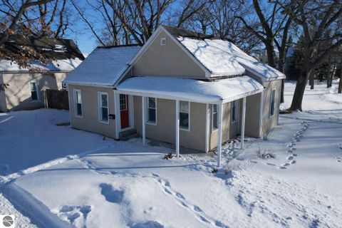 Photo of 1004 Boyd Avenue, Traverse City, MI 49686 (MLS # 1942368)