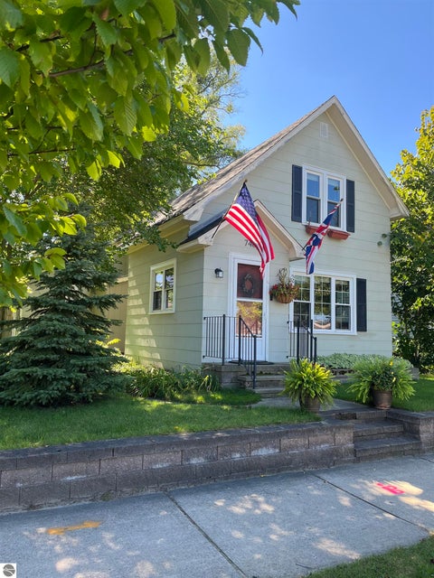 Tiny photo for 746 Hannah Avenue, Traverse City, MI 49686 (MLS # 1950993)