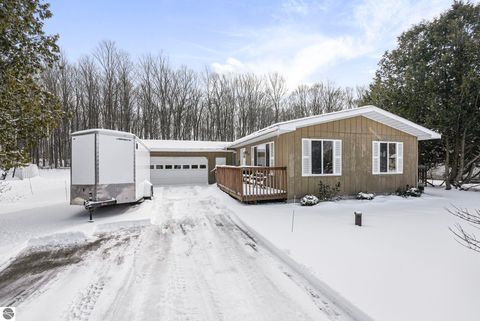 Photo of 1386 Silverwood Drive, Traverse City, MI 49685 (MLS # 1943041)