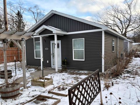 Photo of 152 E Fourteenth Street, Traverse City, MI 49684 (MLS # 1941796)