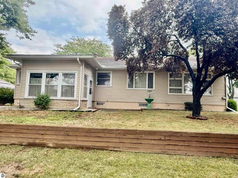 Tiny photo for 445 Yale Avenue, Alma, MI 48801 (MLS # 1950038)