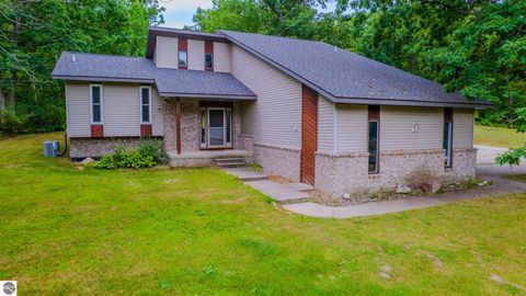Photo of 1825 W Sunset Drive, Roscommon, MI 48653 (MLS # 1941391)