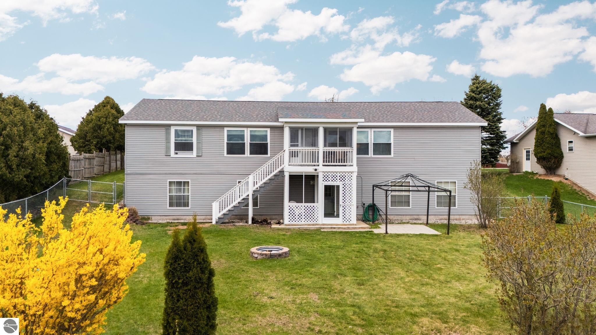 Properties Available 1 - 1 635 Autumnview Lane