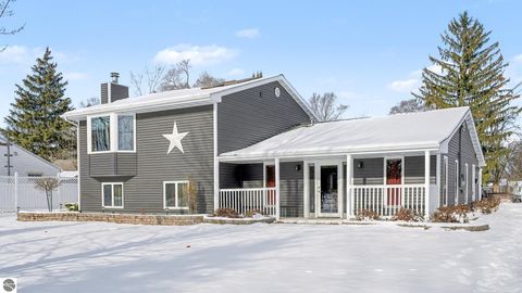 Photo of 421 E Hillcrest Street, Alma, MI 48801 (MLS # 1941433)