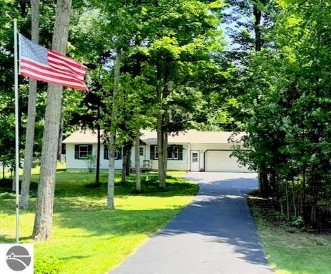 Photo of 33 Bluejay Road, Traverse City, MI 49696 (MLS # 1948683)