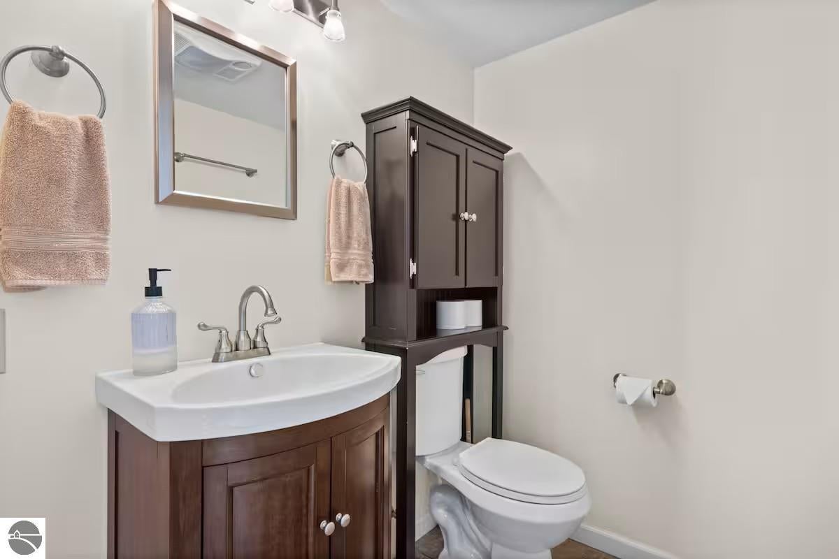 553 S Lake Shore Dr, Lake Leelanau, MI, 49653, USA, 4 Bedrooms Bedrooms, ,3 BathroomsBathrooms,Residential,Active,553 S Lake Shore Dr,1946402