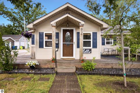 Photo of 914 S Maple Street, Traverse City, MI 49684 (MLS # 1946438)